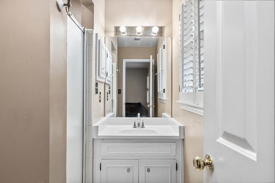 Building Photo - 104 Terrace Dr NE