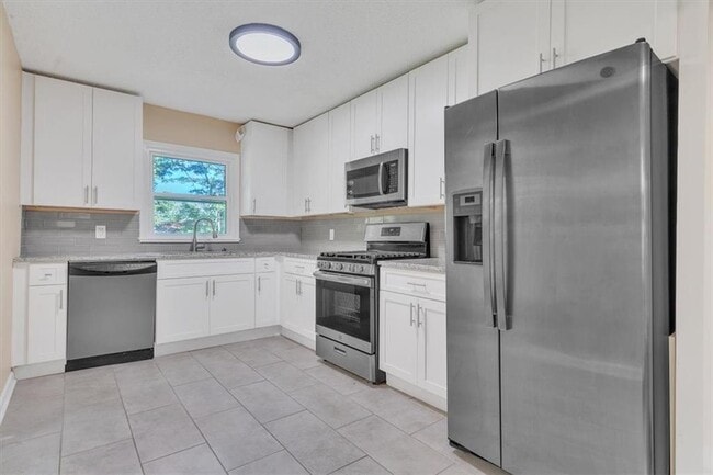 Building Photo - 2473 Harwood Dr