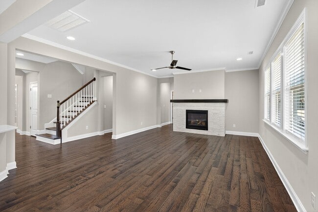 Building Photo - “5-Bedroom Home with Bonus Room & Resort-S...