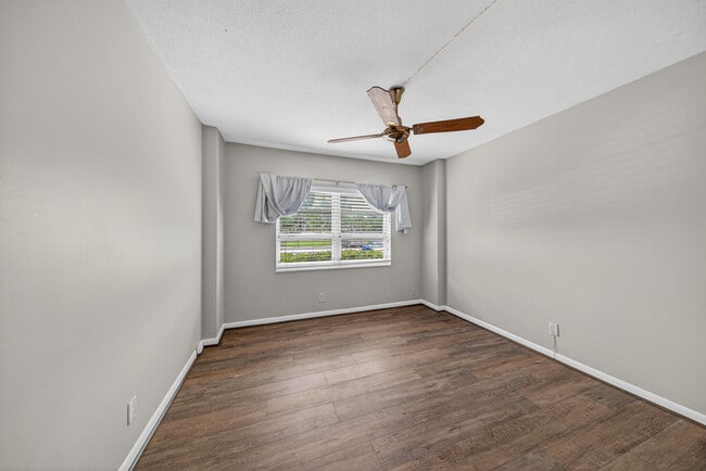 Building Photo - 1831 NE 38th St