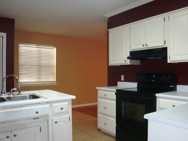 Building Photo - Comfortable 3BR/2BA Home with Open Floor Plan, Vaulted Living Room & Privacy-Fenced Backyard