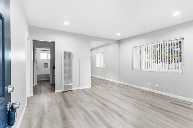 Building Photo - 113 S Lillie Ave