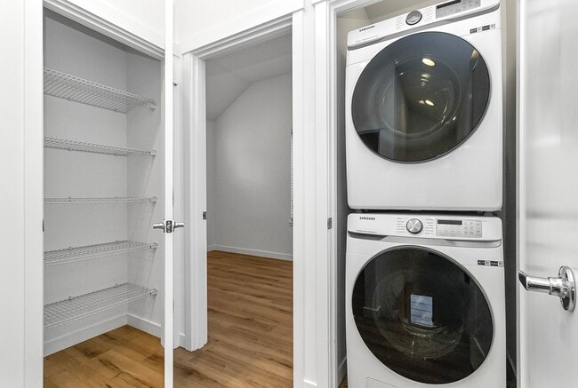 Building Photo - 1040 S Donovan St