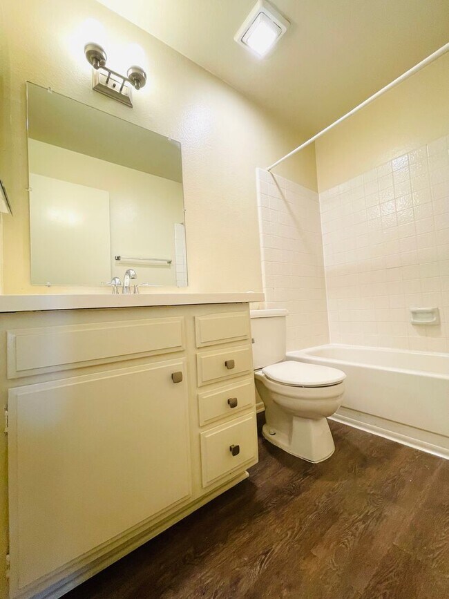 Building Photo - Spacious 2-bedroom, 2-bathroom condo featu...