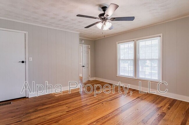 Building Photo - 654 Maywood St