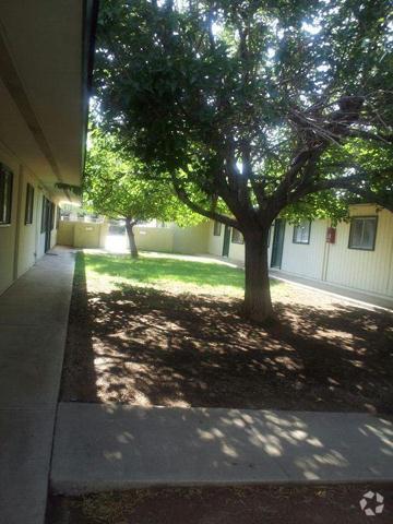 Courtyard - Dodge Flowers Apartments