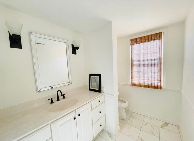 Building Photo - 1214 Vinita Ln