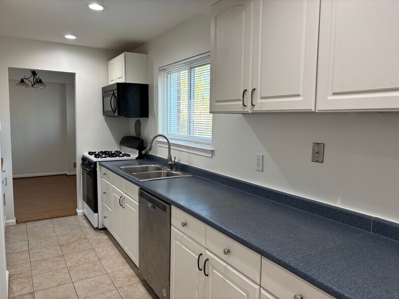 Building Photo - 8903 Victoria Rd