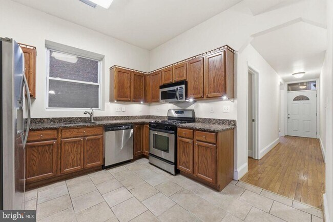 Building Photo - 1362 Irving St NW