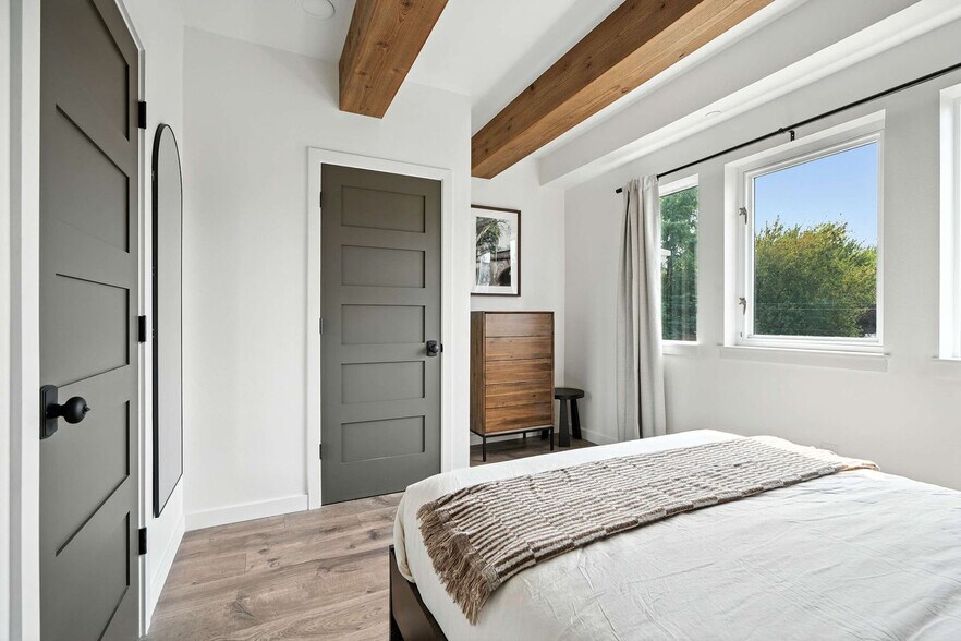 Building Photo - 925 NE 23rd Ave