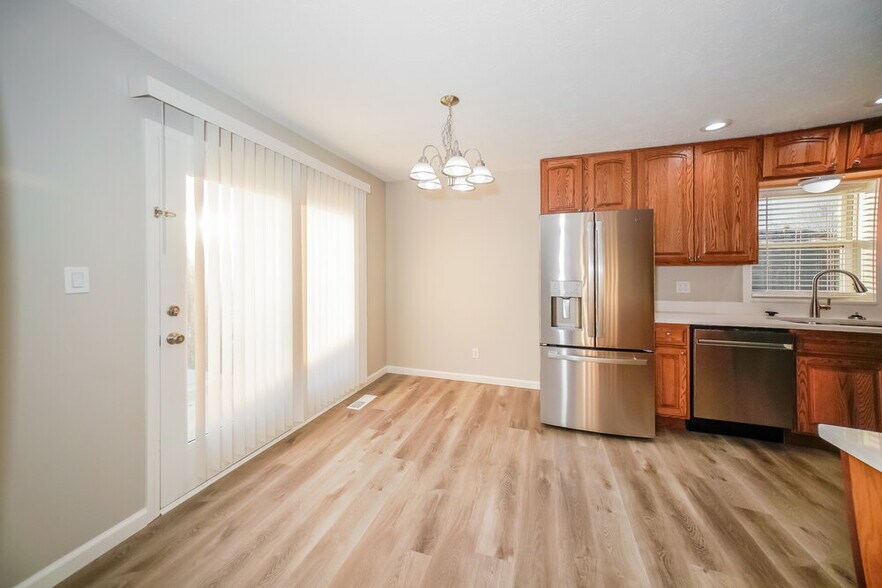 Building Photo - 703 Willow Ct