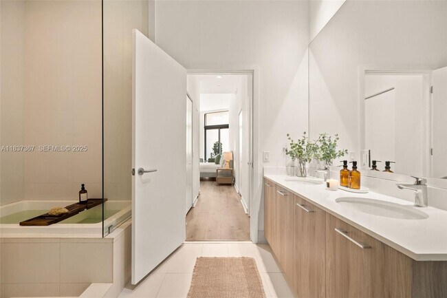 Building Photo - 501 NE 31st St