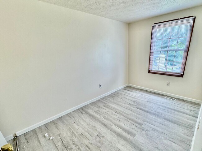 Building Photo - Spacious Split Level 3/1.5 House in Baldwi...