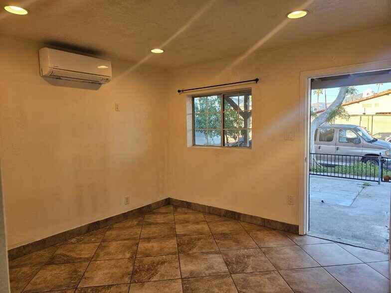 Building Photo - 1042 Hollister St