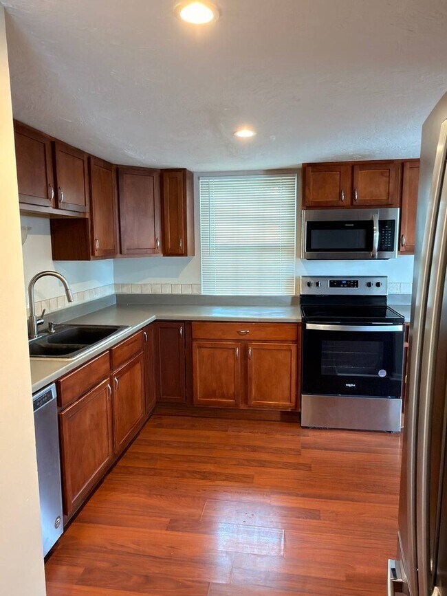Building Photo - 3 bedroom 2.5 bath