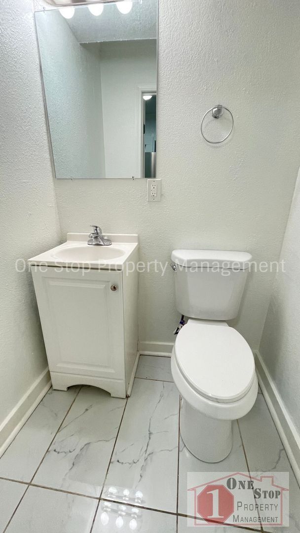 Building Photo - Beautiful 3 Bedroom 1.5 Bathroom Home in K...