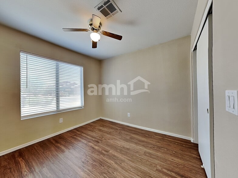 Building Photo - 8912 W La Reata Ave
