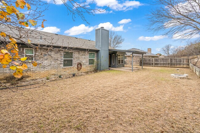 Building Photo - 2413 Phyllis Dr