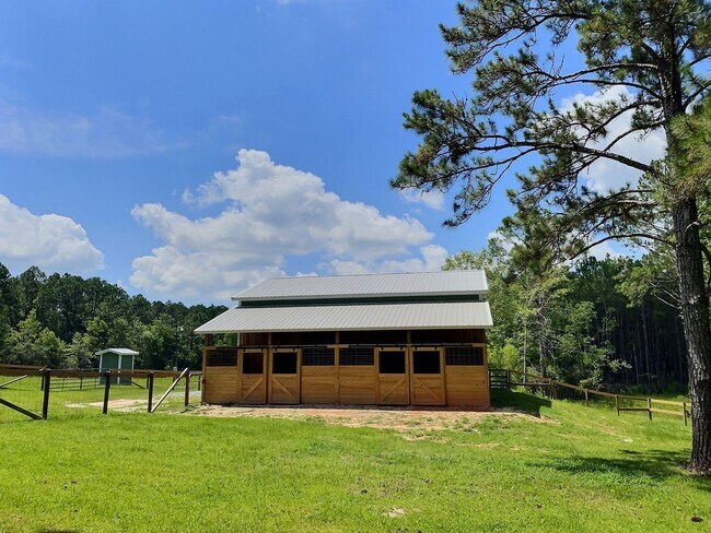 Building Photo - 3 BD Home with 30 x 40 Shop with Four 10 x 12 Attached Stalls