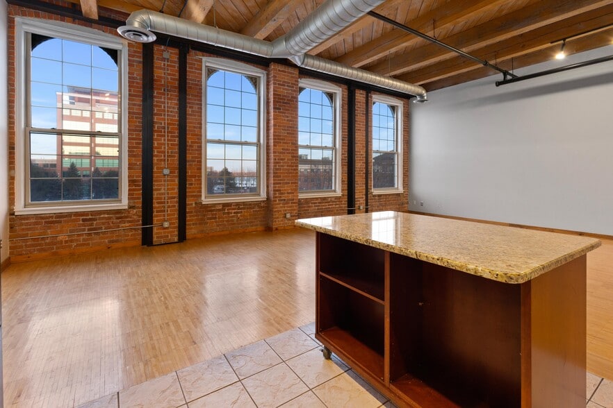 Building Photo - 200 River Place Dr