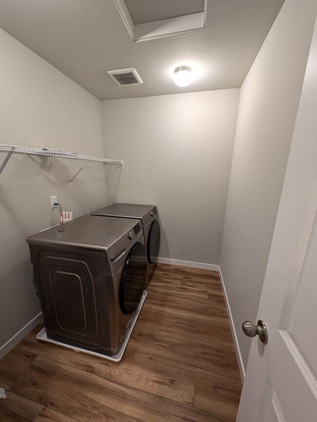 Building Photo - Pristine Bremerton 3 Bedroom Home AVAILABL...
