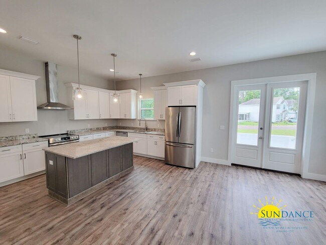 Building Photo - Stunning 3 Bedroom Home in SRB!