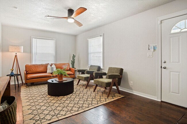 Primary Photo - 912 W Comanche St