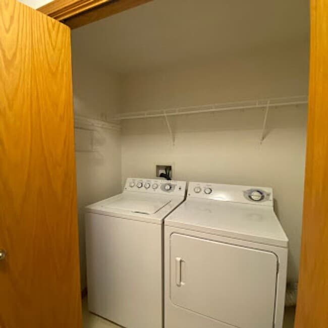 Building Photo - $1550 | 3 Bedroom, 2 Bathroom House | PET ...