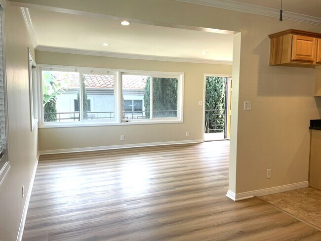 Building Photo - 437