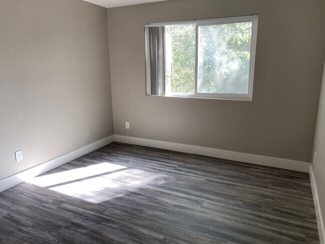 Building Photo - Large Two Story Renovated Townhouse Apartment in South Chula Vista