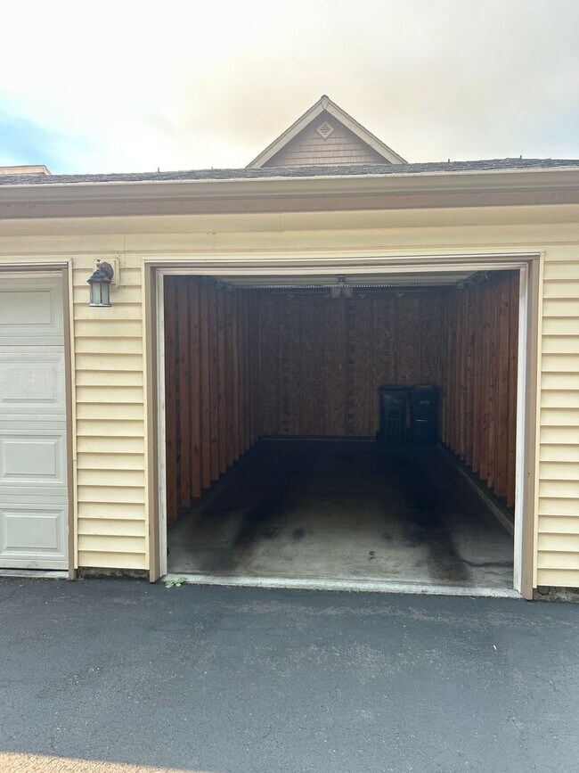 Building Photo - 2B, 2BA upstairs condo in SW Renton with g...