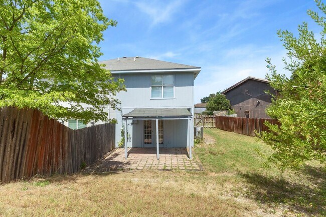 Building Photo - Close to Fort Hood! Town Home featuring 2 Bedrooms, 1.5 Baths, and 1 Car Garage