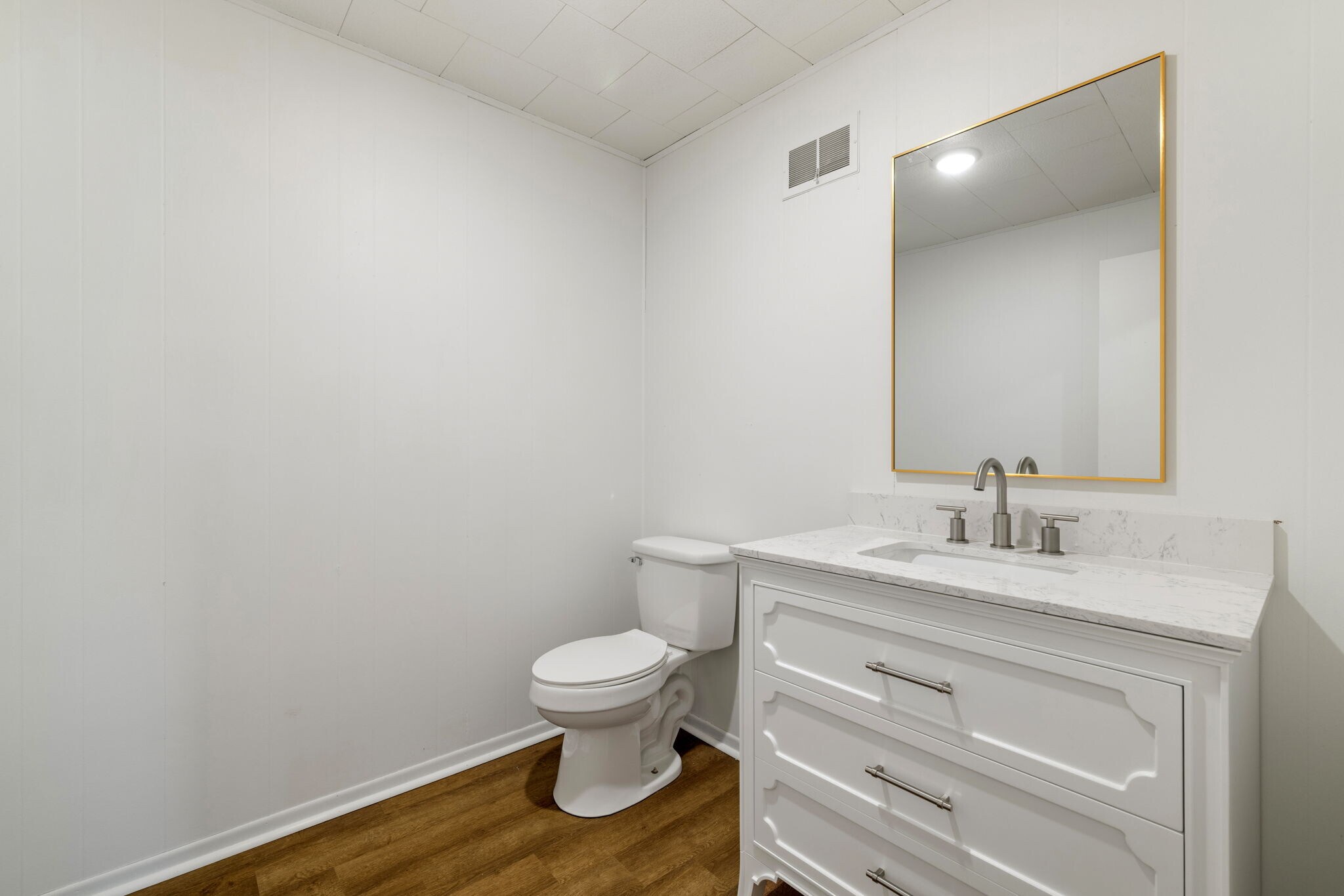 Building Photo - 215 Oakview Dr