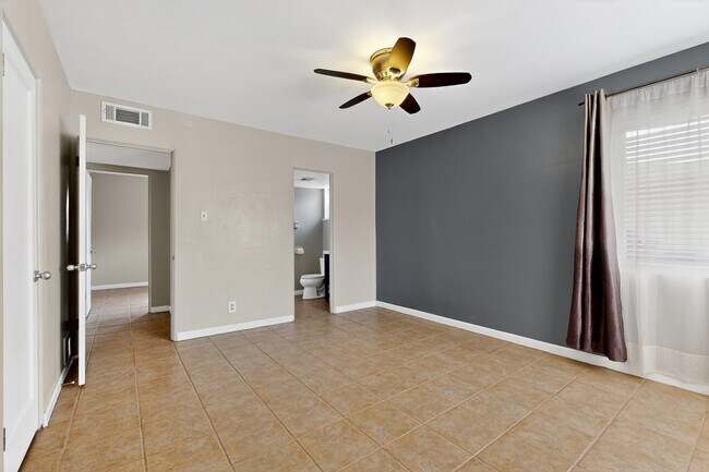 Building Photo - 2020 Hendola Dr NE