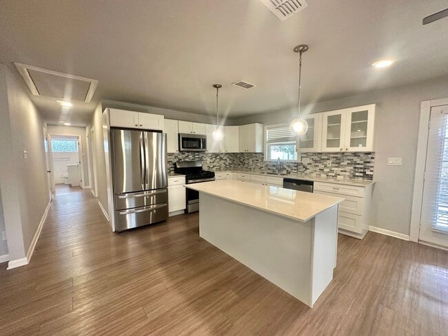 Building Photo - 3 Bed 2 Bath NEW MANAGEMENT IN AUSTIN TX!!!