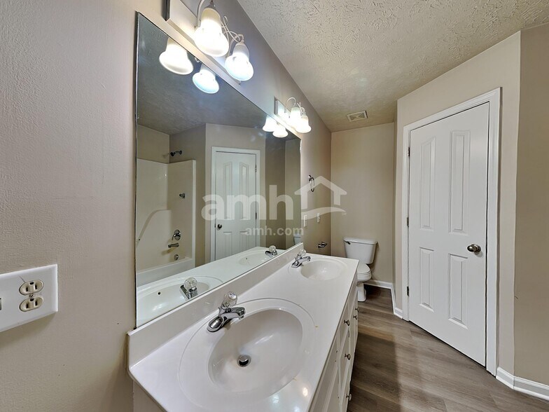 Building Photo - 403 Wooded Valley Ct