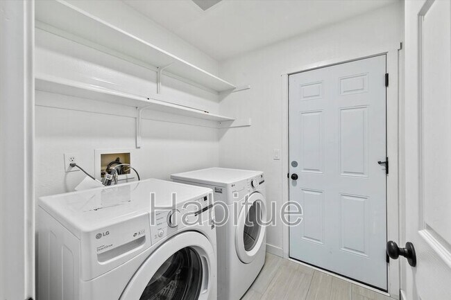 Building Photo - 2041 E Oakridge Ct