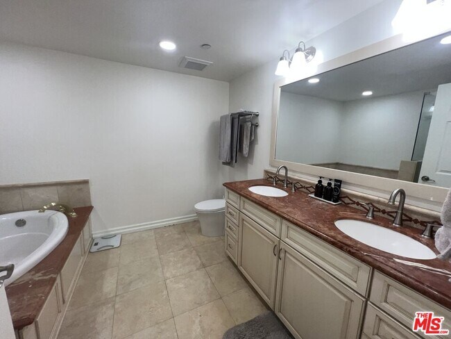 Building Photo - 1000 Granville Ave