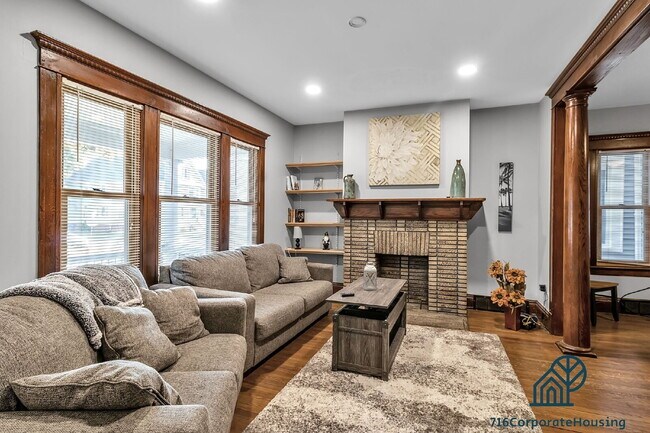 Building Photo - Furnished 3-Bedroom Lower Apartment on Bird Ave