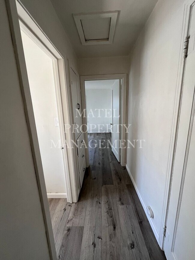 Building Photo - Move in Special see Ad