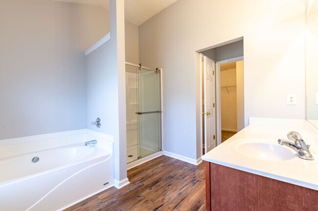 Building Photo - 4 Bedroom/2.5 Bath Townhouse!