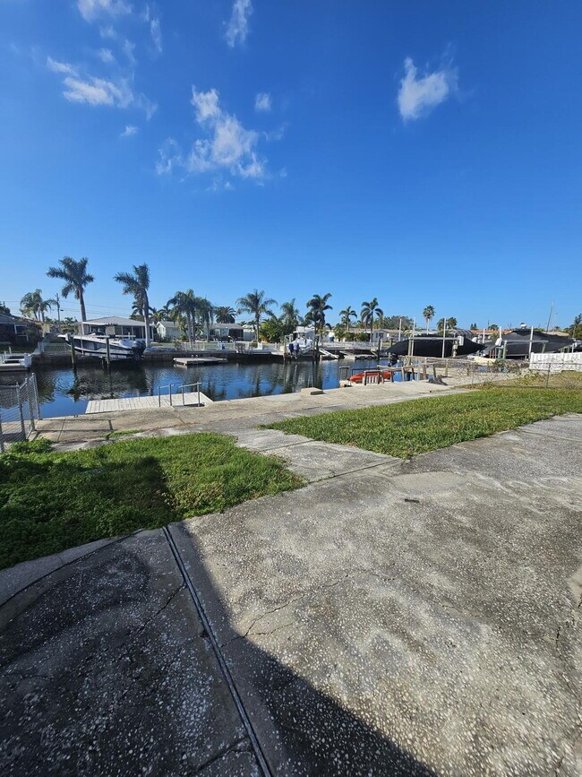 Building Photo - 2 bed, 2 bath waterfront retreat!