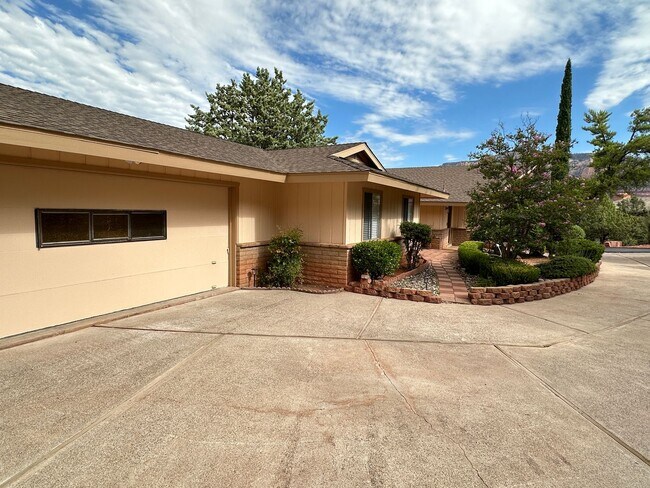 Building Photo - HOUSE - SEDONA - ROLLING HILLS ESTATES