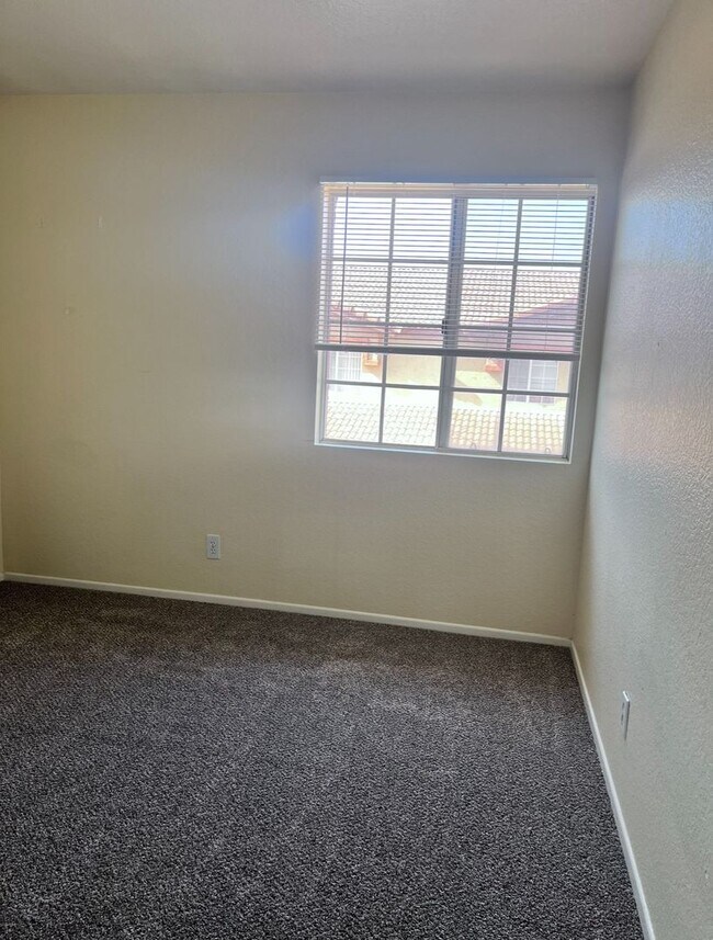 Building Photo - 3 Bedroom Condo in Mentone