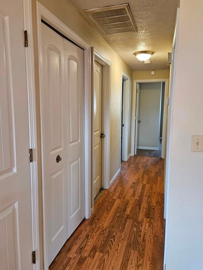 Building Photo - 3Bd/2Ba Single Story Home-For viewing!