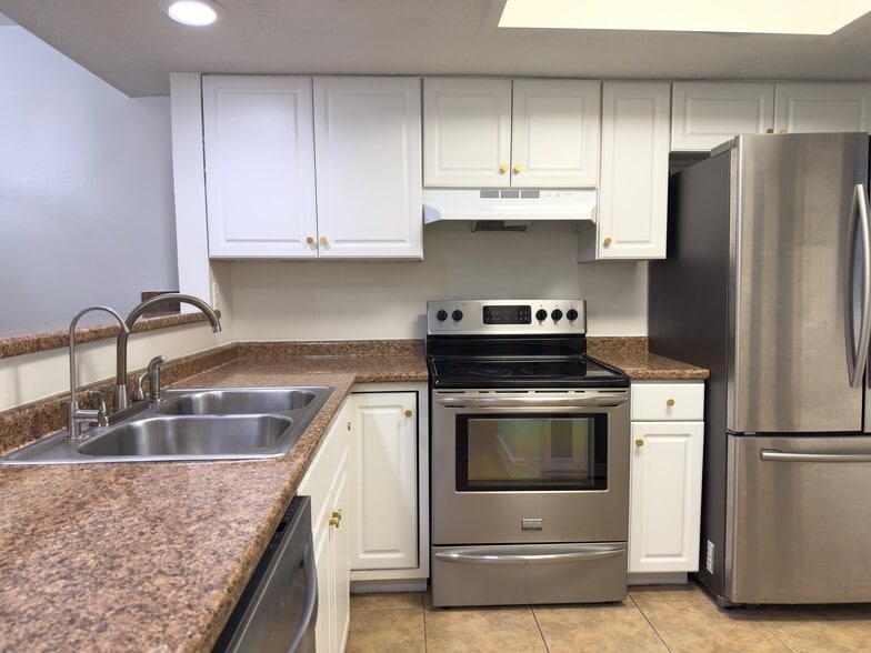 Kitchen - 27 Court Dr