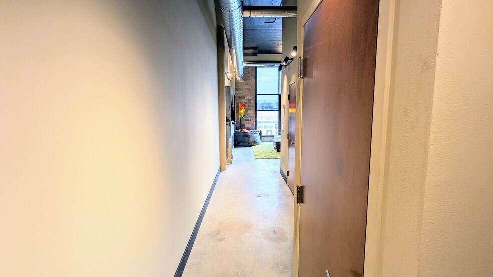 Building Photo - 401 W Shoreline Dr