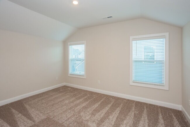 Building Photo - 124 Brixham Lp