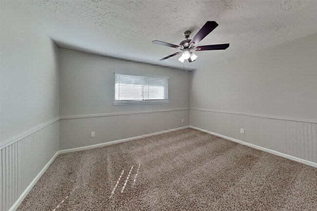 Building Photo - 25402 Elm Creek Dr