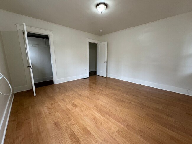 Building Photo - Large centrally located unit with shared yard